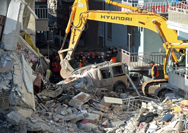 Sedmero poginulih i više od tisuću zgrada srušeno u potresu u Turskoj