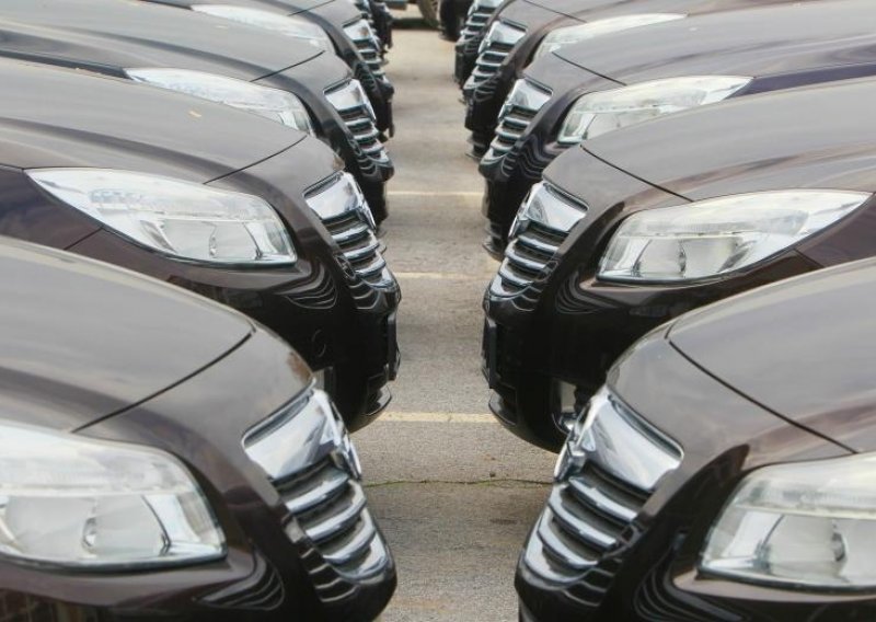 Na dražbi se prodaje više od 200 državnih vozila