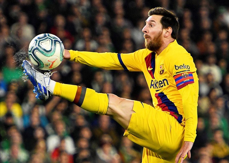 Alarmantno stanje u Italiji: Messi, Rakitić i ostatak Barcelone po dolasku u Napulj prvo idu na liječnički pregled