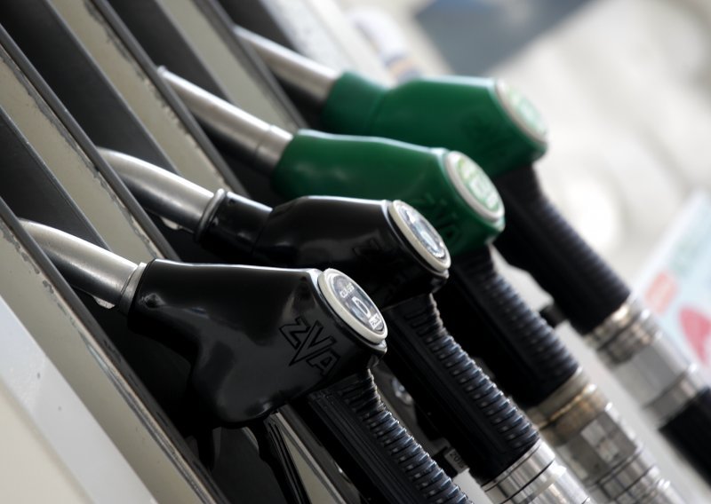 Spremnik goriva opet znatno pojeftinjuje, najviše će profitirati vozači benzinaca