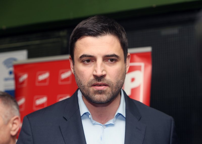 Bernardić u Karlovcu: Čim preuzmemo vlast, osigurat ćemo svima 500 kuna veće plaće
