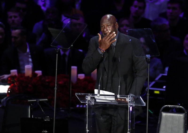 Michael Jordan grcao u suzama: 'Kada je Kobe Bryant umro, umro je i dio mene. Počivaj u miru, braco'
