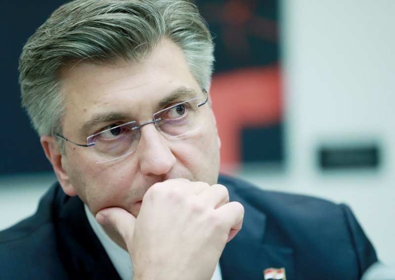 Plenković apelira: Treba prestati s panikom, velikim odlascima u šoping, nismo u toj fazi