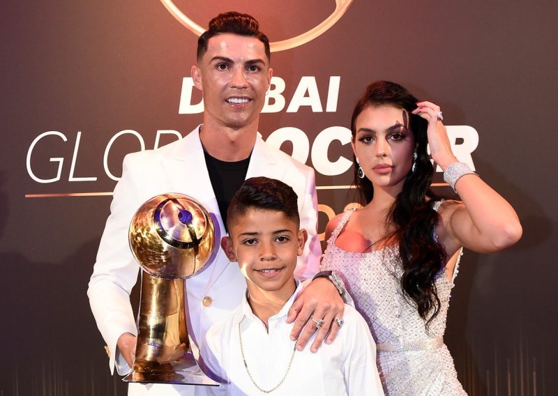 Ronaldov sin krenuo je odavno očevim stopama - igra nogomet, govori četiri jezika, a njegov tek otvoreni profil na Instagramu već prati gotovo milijun ljudi