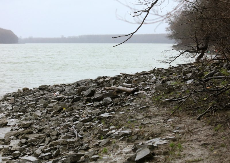 Na Dunavu kod Aljmaša nađena dva mrtva ribiča; ugušili su se?
