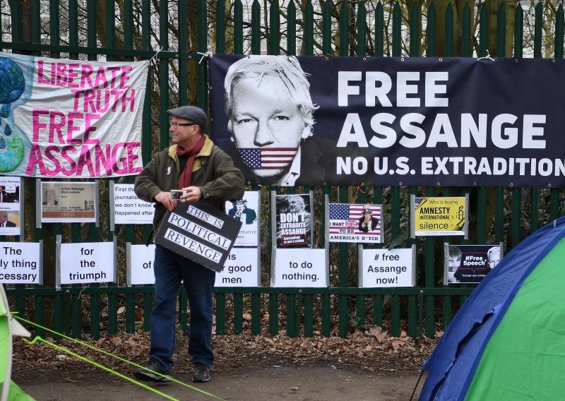 Assange se žali da ne može pratiti postupak za izručenje SAD-u