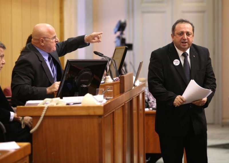 Šeks izbacio Burića i Vinkovića iz sabornice