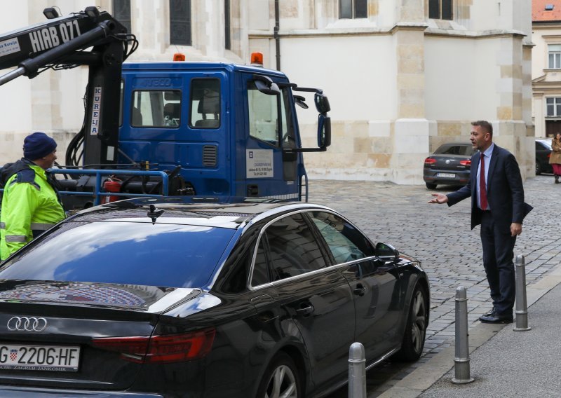 [VIDEO] Beljak se parkirao ispred Sabora, pa došao pauk: 'Potpuno sam zaboravio...'