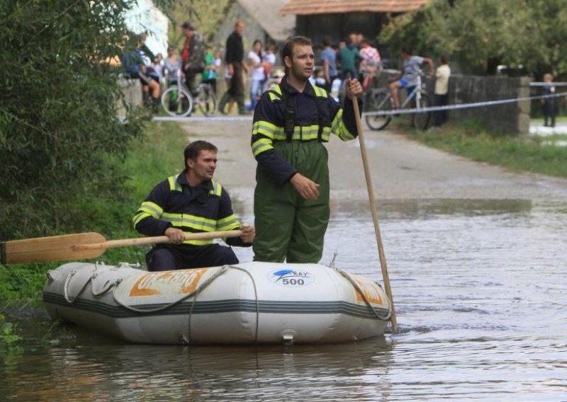 Borba protiv poplava i dalje traje