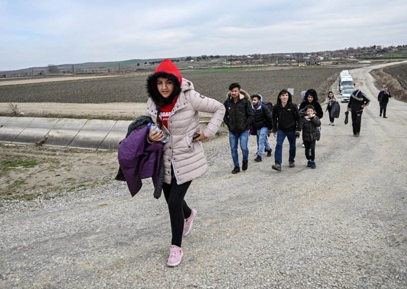 Grčka spriječila stotine migranata da prijeđu granicu