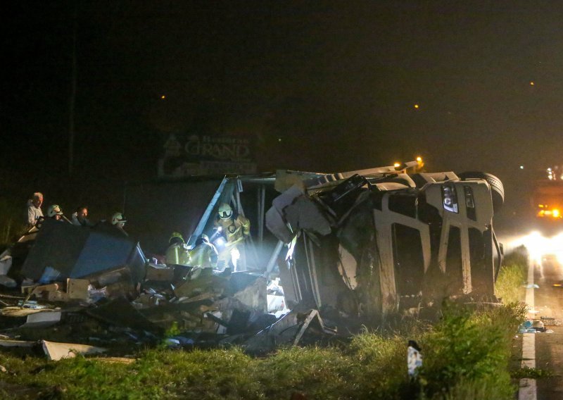 Pripitom kamiondžiji kod Zadra s prikolice poispadali automobili, sreća pa nitko nije stradao