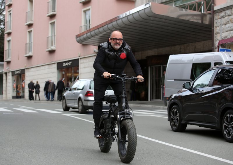 Tony Cetinski ne mari za koronavirus – bezbrižno se provozao Opatijom na električnom biciklu