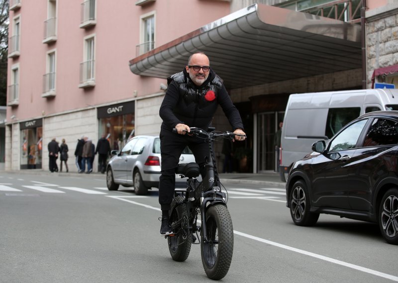 Tony Cetinski ne mari za koronavirus – bezbrižno se provozao Opatijom na električnom biciklu