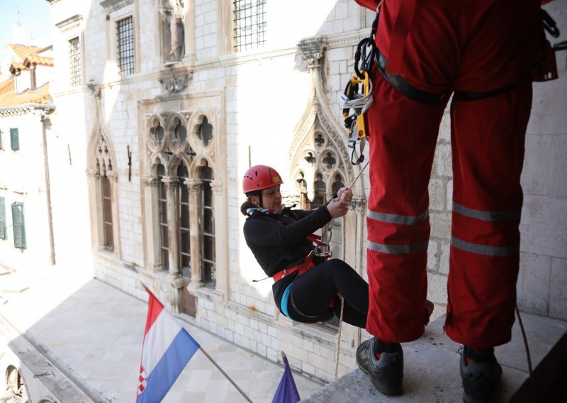 HGSS za 70. rođendan poklonio građanima i turistima spuštanje užetom posebnom tehnikom