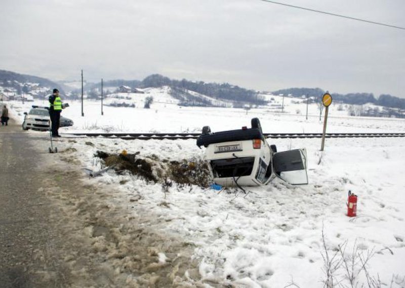 U naletu vlaka ozlijeđene dvije osobe