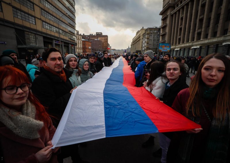 Deseci tisuća Rusa mirnim okupljanjima prisjećaju se Borisa Nemcova