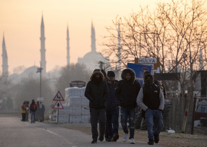 Grčka granica puca po šavovima, migranti probili Lezbos. Turska se još i hvali: Pustili smo 75 tisuća!