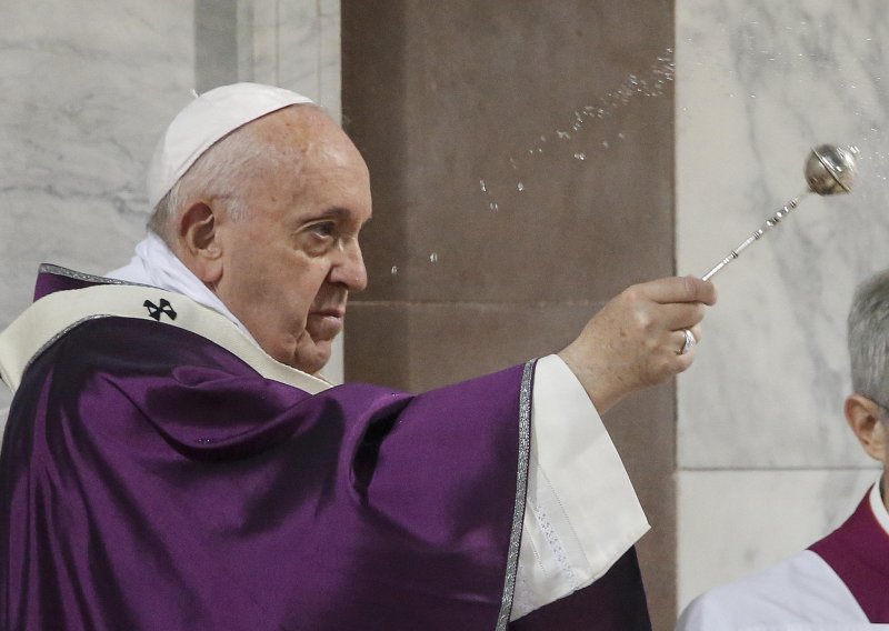 Ne, papa Franjo nema koronavirus. Samo je prehlađen