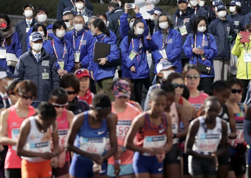 Tokijski maraton prošle je godine trčalo više od 38.000 maratonaca i maratonki, a ove ih se okupilo jedva 200