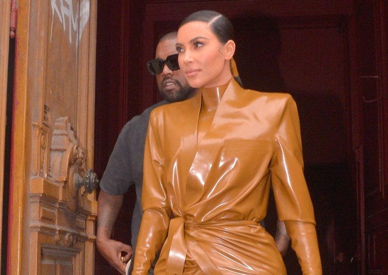 Sestre Kardashian utegnule se u uska odijela od lateksa i otišle na misu