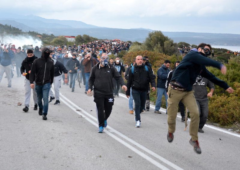 Stanovnici Lezbosa priječe iskrcaj migranata, napali fotoreportere i bacali kamere u more