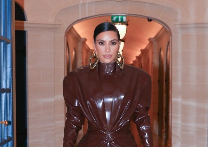 Kim Kardashian objavila fotografiju iz prošlosti i dobro se nasmijala na vlastiti račun: 'Kakva je to frizura?'