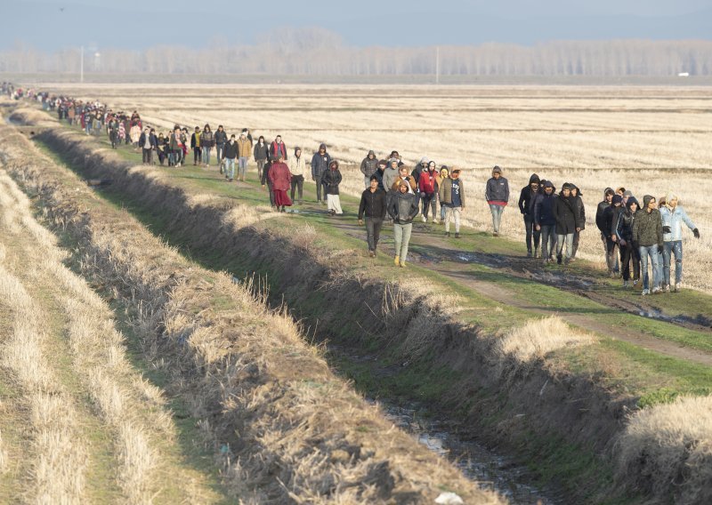 Policija u Bihaću zbog kaznenih djela uhitila deset ilegalnih migranata; imali marihuanu i noževe