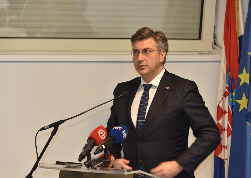 Plenković u Umagu s hotelijerima: Imamo mjere za pomoć turizmu u slučaju eskalacije koronavirusa i migrantske krize