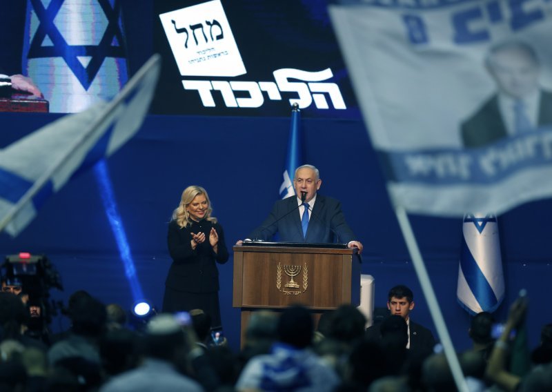 Uskoro će na sud zbog mita i korupcije, ali svejedno je na korak od premijerske fotelje: Kako je Netanyahu uspio ostati u sedlu?