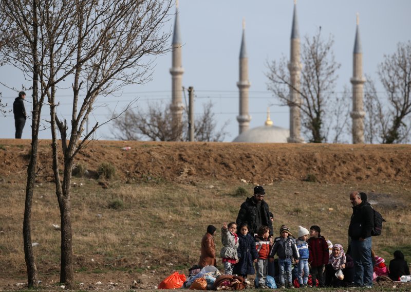 Turska na granicu s Grčkom poslala tisuću specijalaca kako bi potjerali migrante