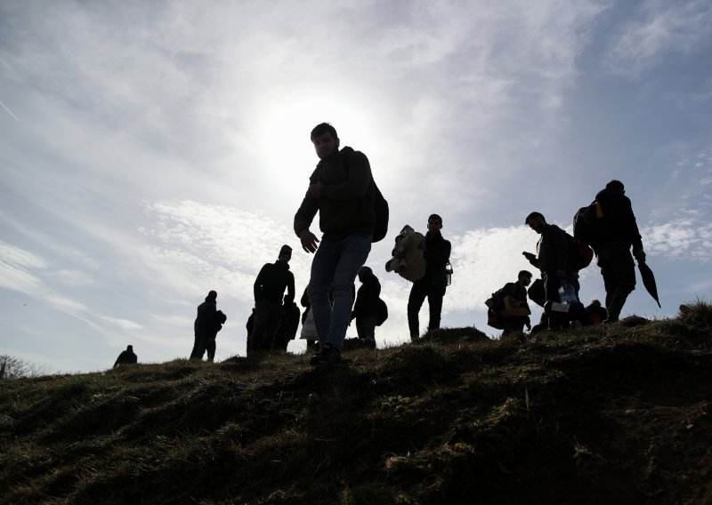 Slovenija: Na teretnom vlaku iz Srbije nađeno skrivenih 30 migranata, zakopali su se u glinu i umalo pogušili