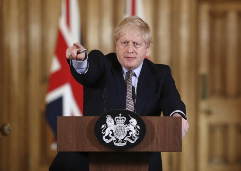 Boris Johnson se rukovao pacijentima zaraženim koronavirusom i najavio nove mjere u borbi protiv epidemije