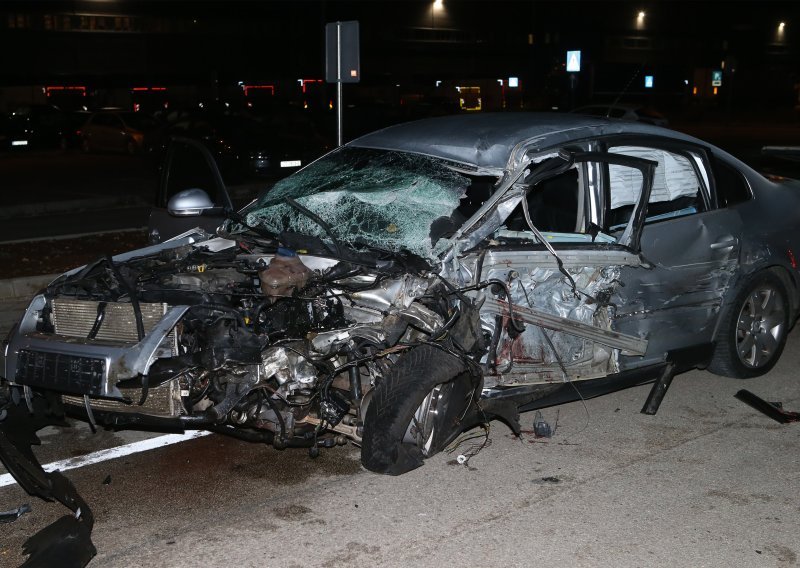 [FOTO] U teškoj prometnoj nesreći u Dugopolju noćas jedna osoba poginula