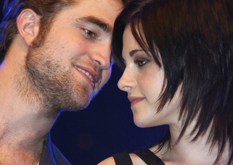 Kristen i Robert uhvaćeni u poljupcu