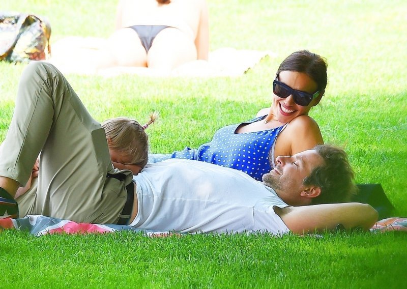 Baš kao u vrijeme velike romanse: Bradley Cooper i Irina Shayk na zajedničkom ručku s kćerkicom