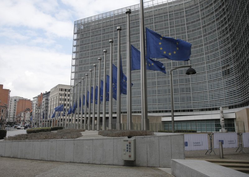 Gospodarstvo Europske unije u prvom kvartalu tresnulo 3,5 posto, eurona pala još više