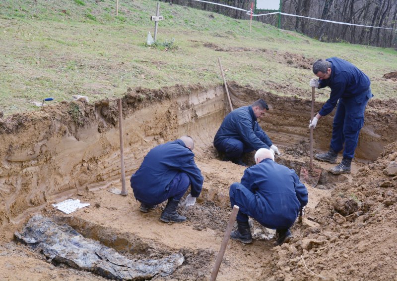 Započela ekshumacija posmrtnih ostataka u Garešnici