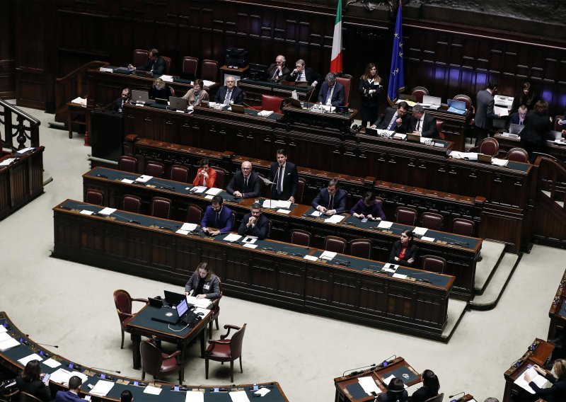 Italija zbog koronavirusa odgodila referendum o smanjenju broja zastupnika