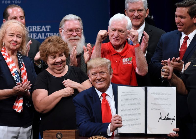 Lobisti, iznuđivač, utajivači poreza, rasisti, ratni zločinci... Pogledajte tko su ljudi koje je pomilovao Donald Trump