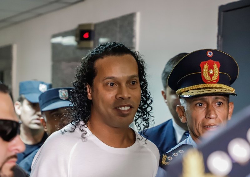 [VIDEO] Veliki obrat u 'slučaju Ronaldinho': Brazilska legenda i njegov brat u Paragvaju završili u pritvoru, čeka ih suđenje