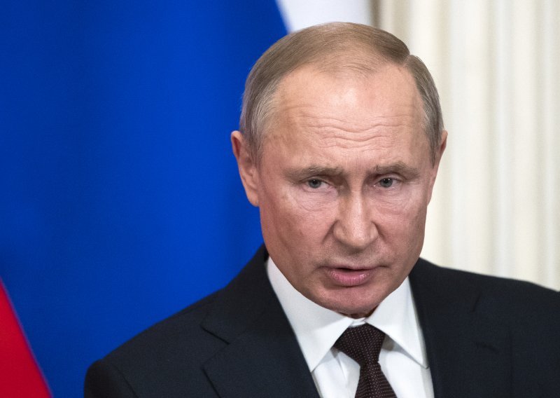 Kremlj zbog koronavirusa poručio novinarima da ne prilaze Putinu