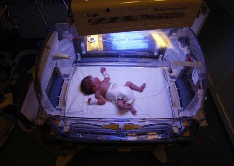Muidža darovao pulskom rodilištu inkubator