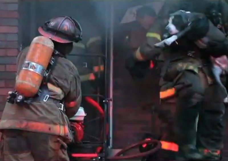 Vatrogasci izvlače dva psića iz kuće u plamenu