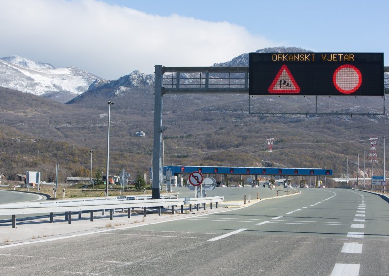 Na Jadranu olujna bura, preko Paškog mosta i na A1 od Svetog roka do Posedarja zabranjen promet za kamione i autobuse