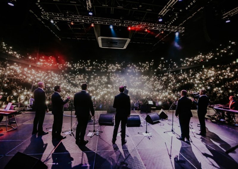 Najljepše je doma: Klapa Rišpet emotivnim nastupom očarala prepunu Spaladium Arenu
