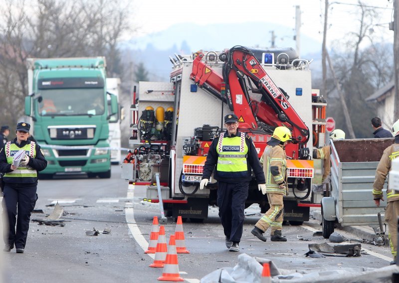 [FOTO] Stravičan sudar automobila i cisterne kod Karlovca; jedna osoba poginula; lož ulje isteklo po cesti
