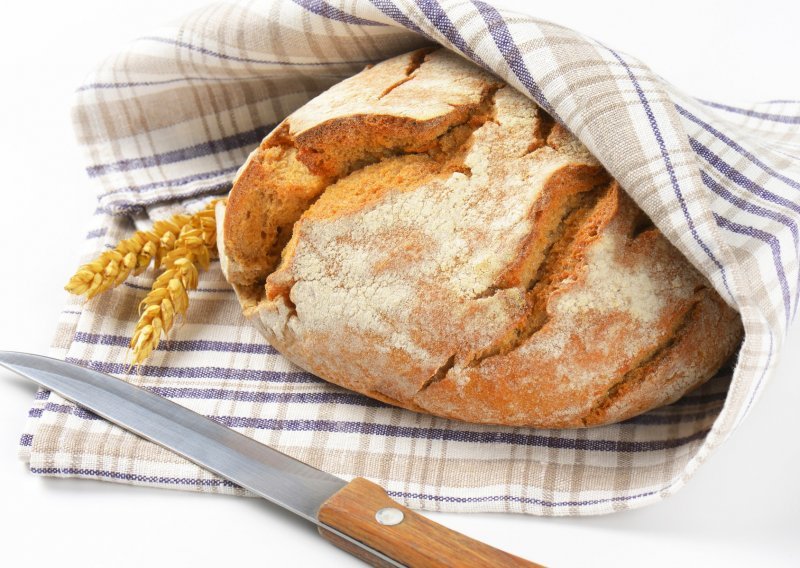 Ovaj jednostavan trik u trenu će omekšati odstajali kruh koji niste stigli na vrijeme pojesti