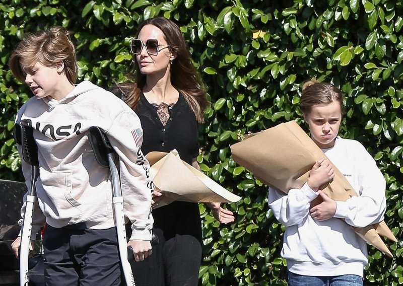 Angelina Jolie otkrila da su joj dvije kćerkice završile na operacijskom stolu: 'Posljednja dva mjeseca provela sam po bolnicama'