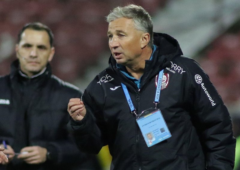 Nevjerojatan potez rumunjske nogometne legende; zamijenio je igrača nakon samo 25 sekundi...