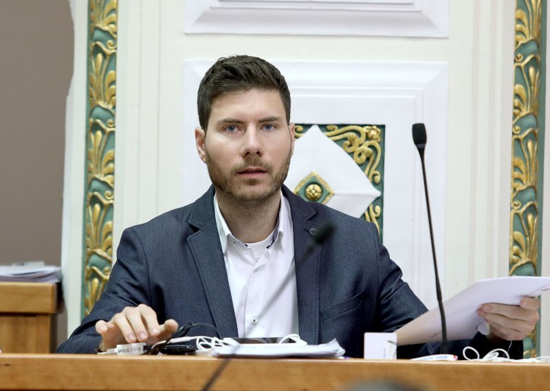 'Pernar nezakonito priča s učenicima i nagovara ih na markiranje'